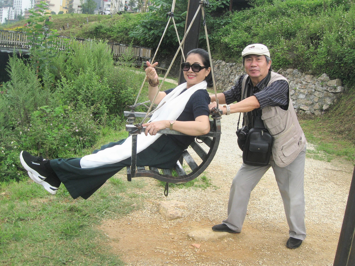 Hai ông bà dành thời gian đi du lịch cùng nhau, không ngại bày tỏ tình cảm.