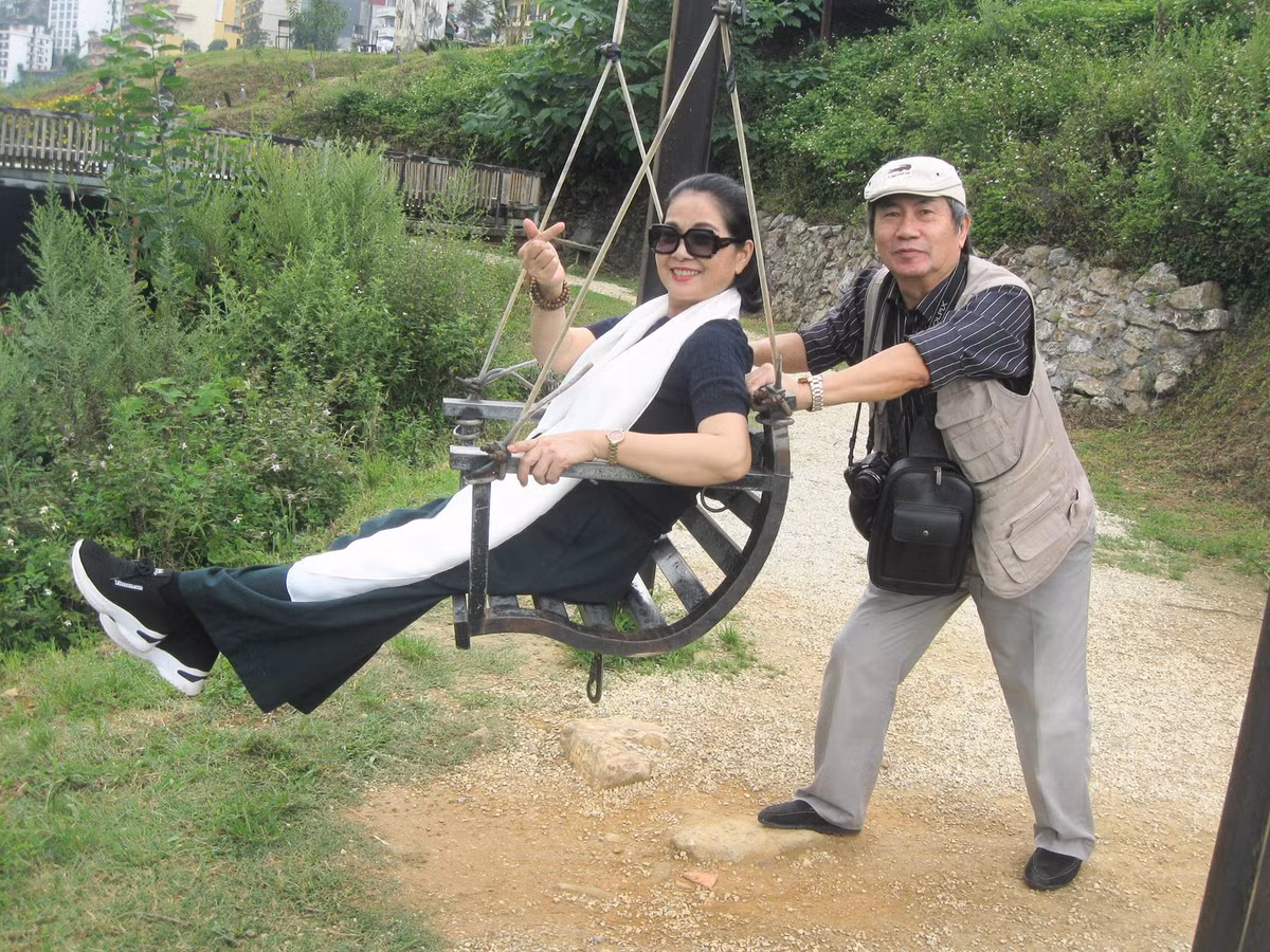 Hai ông bà dành thời gian đi du lịch cùng nhau, không ngại bày tỏ tình cảm.