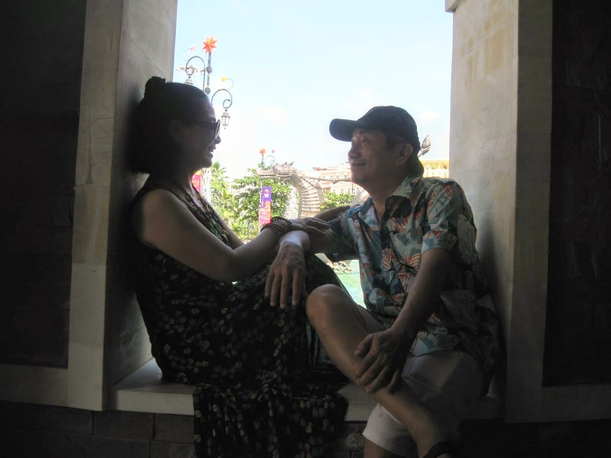 Nghệ sĩ Minh Phương chia sẻ khoảnh khắc hai ông bà tranh thủ "tán tỉnh" nhau như thời mới yêu.