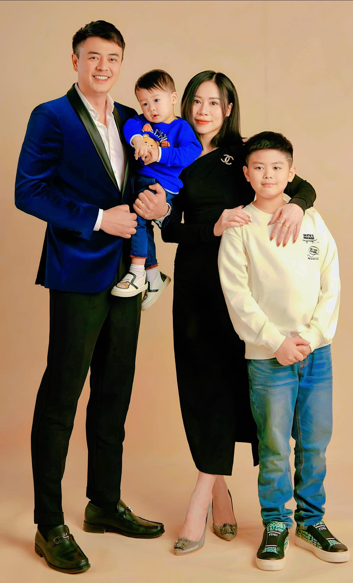 Vài năm trở lại đây, MC Tuấn Tú quay trở lại hoạt động nghệ thuật mạnh mẽ sau một thời gian tập trung lo cho gia đình. Anh có cuộc sống hôn nhân viên mãn bên vợ và hai con trai.