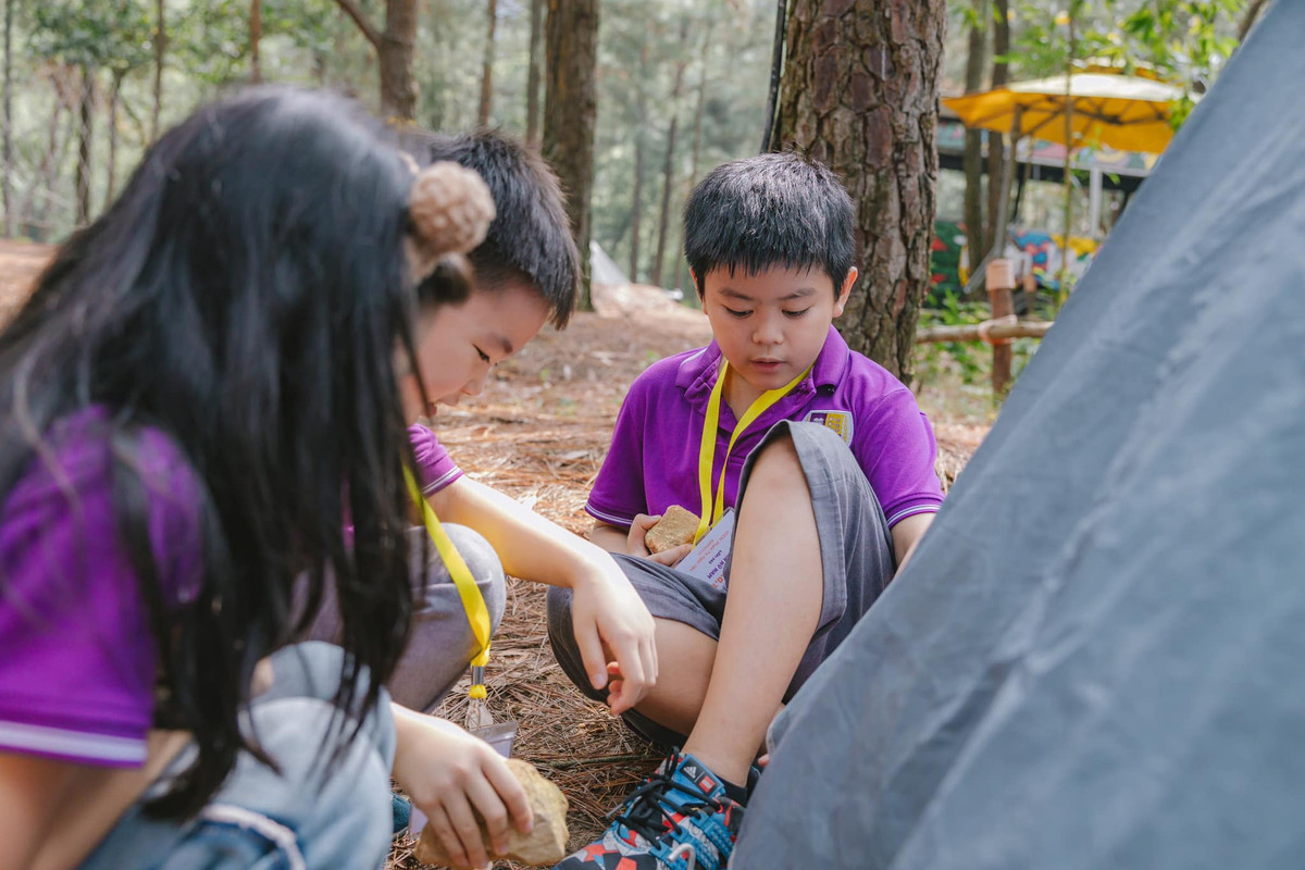 Cậu cả nhà Tuấn Tú giống bố như đúc.