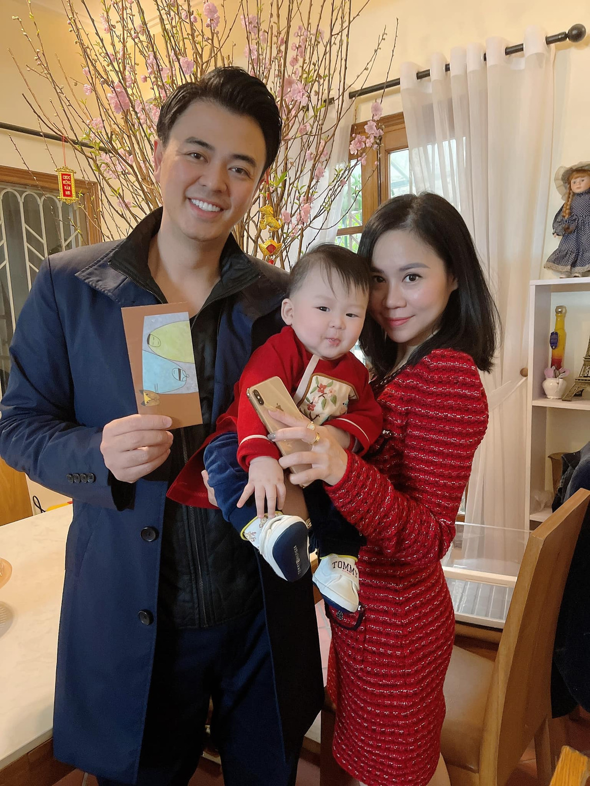 Bà xã bằng tuổi với nam MC từng gửi lời cảm ơn chồng vì đã cho cô một cuộc sống hôn nhân bình yên, bình thường và vui vẻ như những gì anh đã hứa.