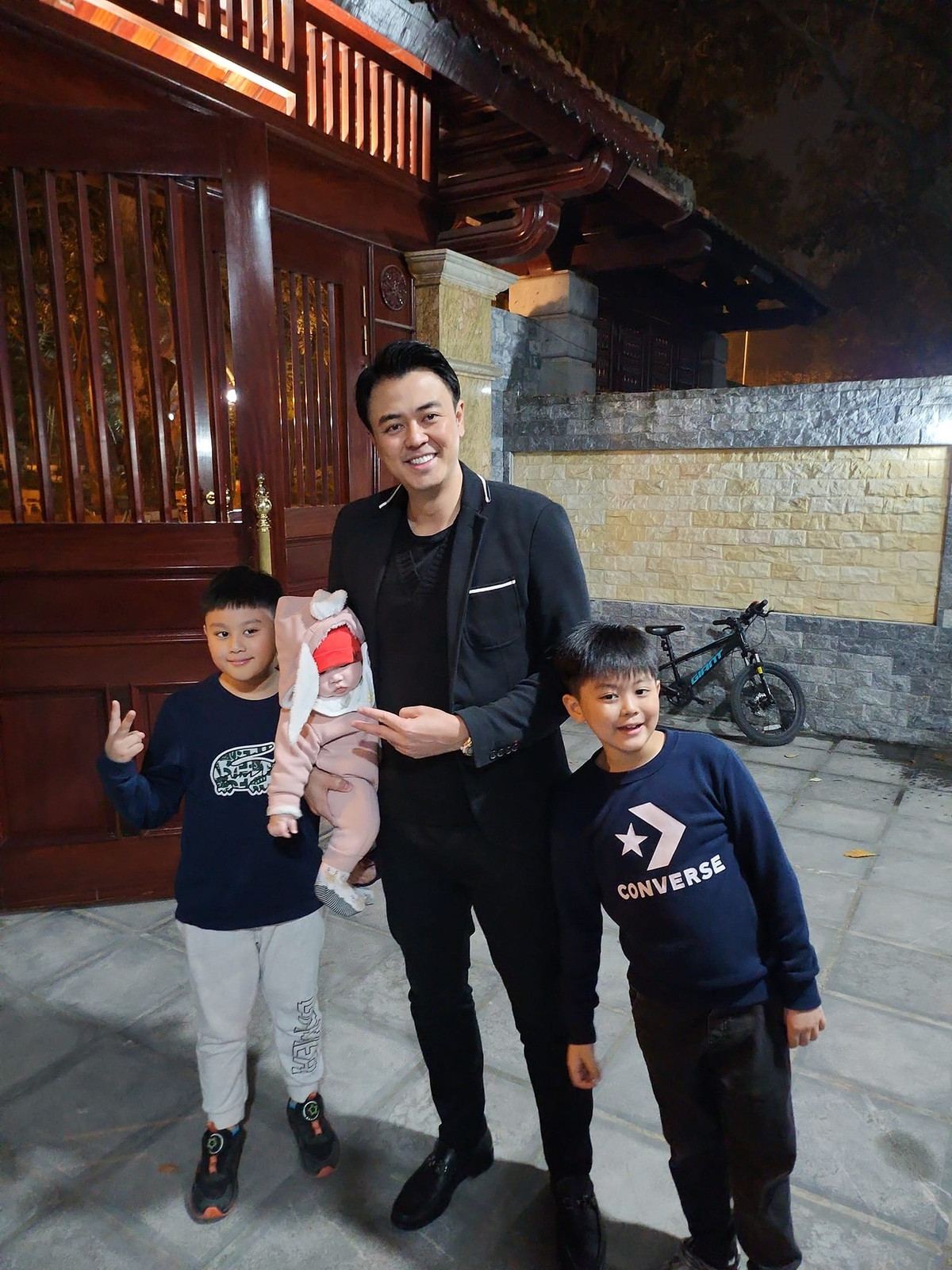 Trong những bức ảnh được bà xã chia sẻ, Tuệ của "Người một nhà" được khen khéo chăm con.