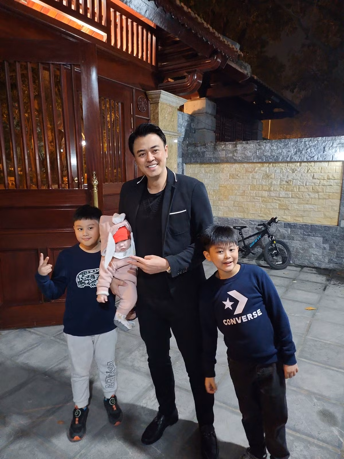 Trong những bức ảnh được bà xã chia sẻ, Tuệ của "Người một nhà" được khen khéo chăm con.