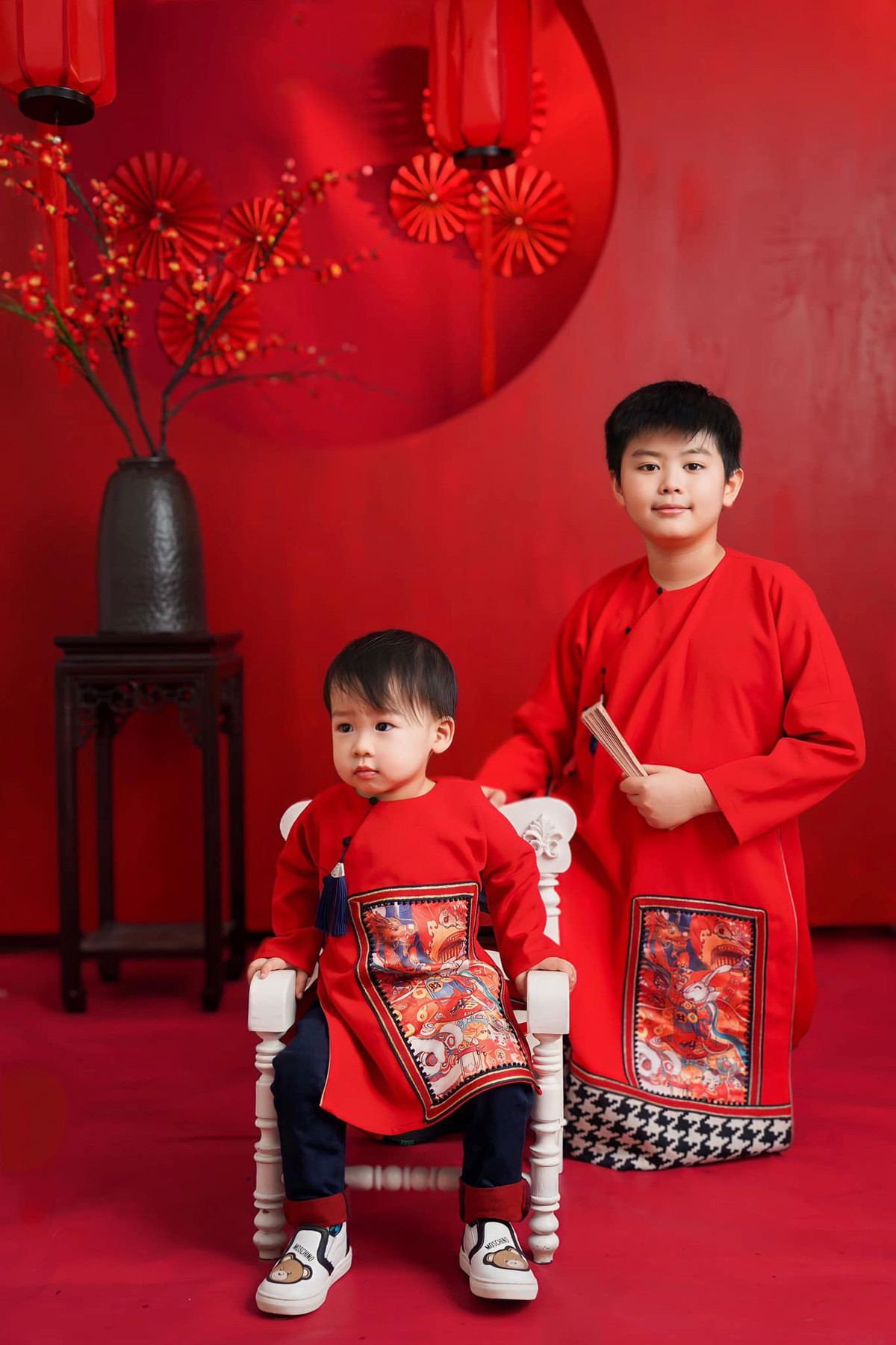 Hai nhóc tì của Tuấn Tú và bà xã Thanh Huyền thừa hưởng nhiều nét đẹp của bố mẹ.