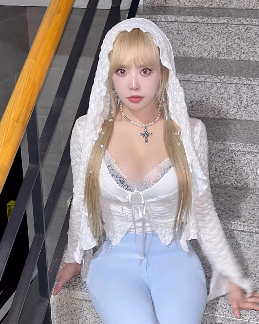 Dưới nhiều góc nhìn, một số bộ trang phục của cô nàng rất phản cảm, không phù hợp mặc ra phố.