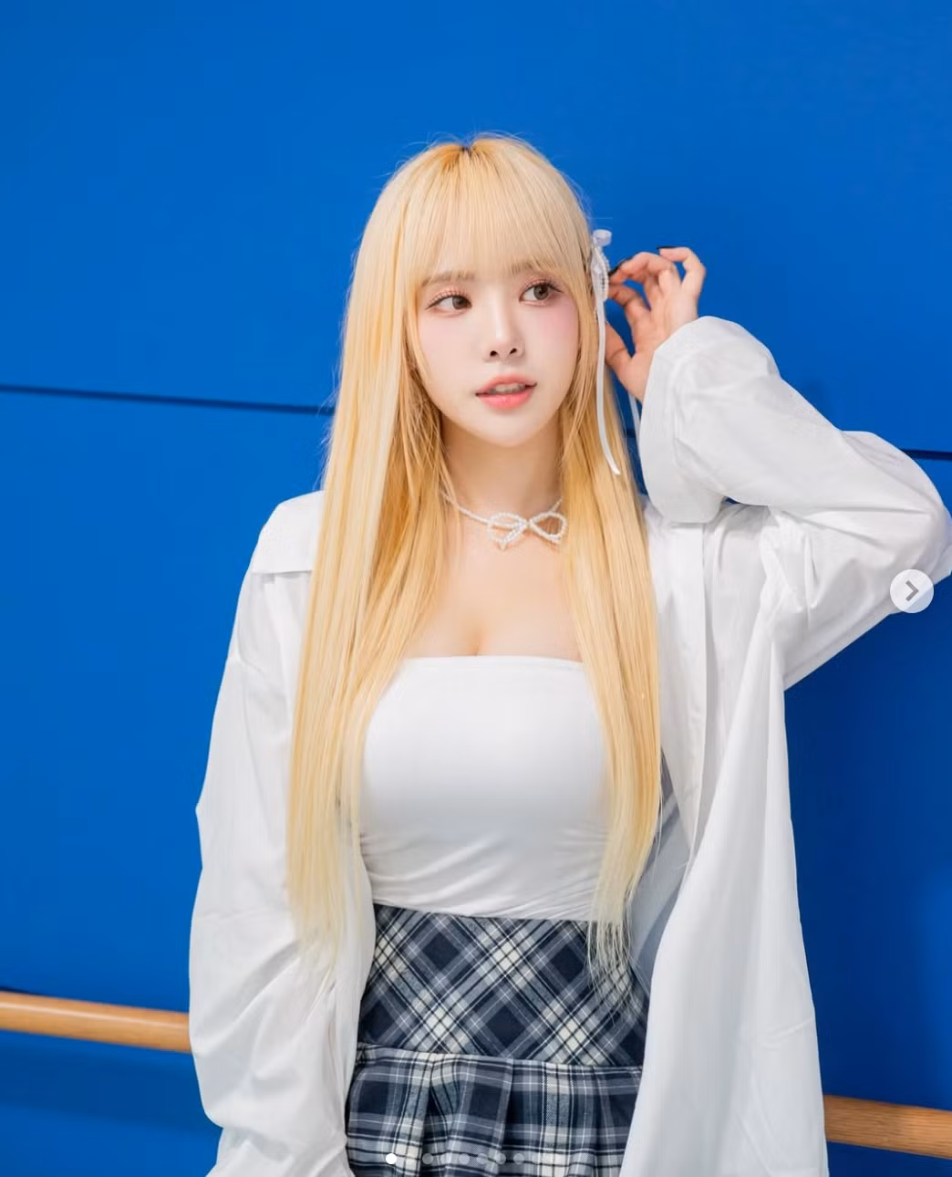 Một số người cho rằng phong cách của Dami quá táo bạo, không phù hợp với văn hóa Á Đông.