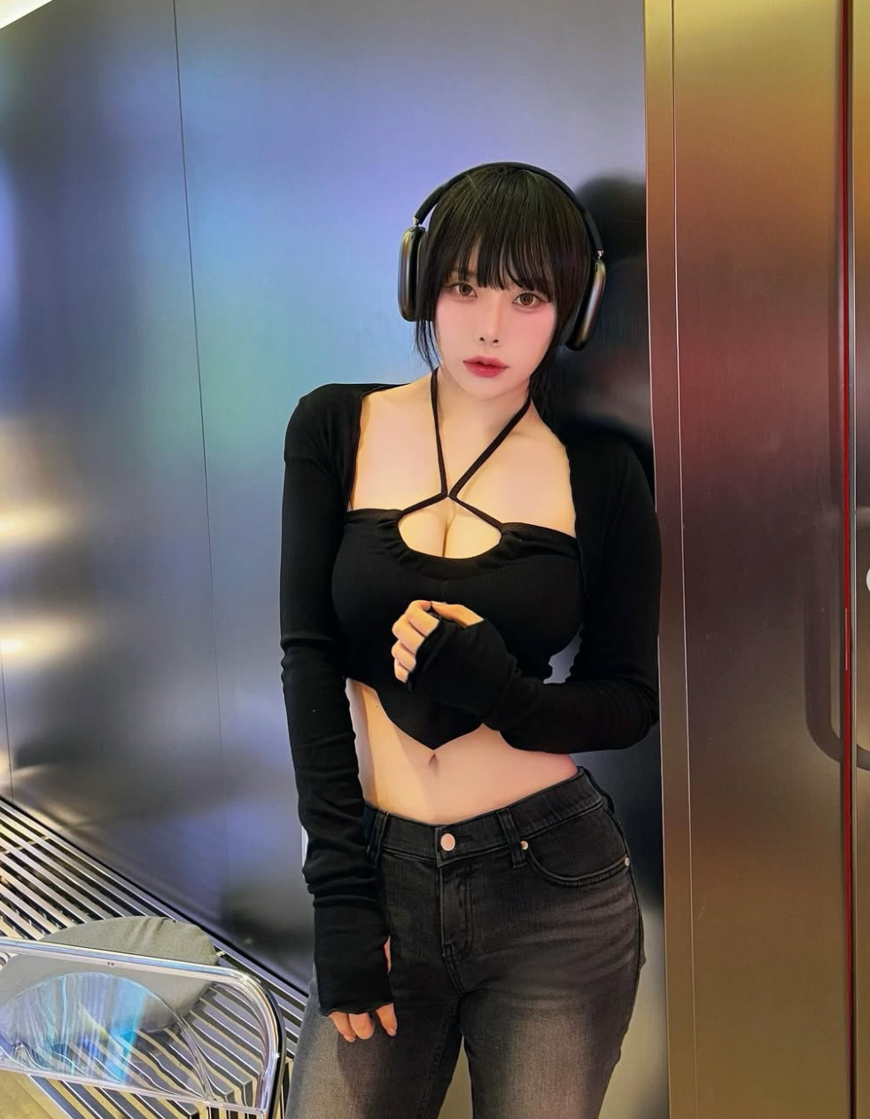 Đặc biệt, Dami còn rất yêu thích những chiếc áo trễ nải, giúp cô khoe khéo vòng một đầy đặn. Ảnh: IGNV