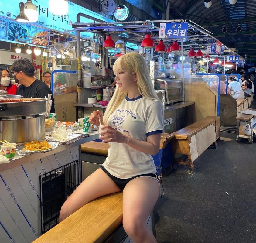 Trong những hình ảnh này, có thể thấy hot girl xinh đẹp diện một chiếc áo thun trắng, phối cùng chiếc quần short thể thao. Sẽ chẳng có gì đáng nói nếu như chiếc quần của cô nàng không quá ngắn, chỉ vừa đủ che đi vòng ba và nơi "yếu hại" của cô nàng.