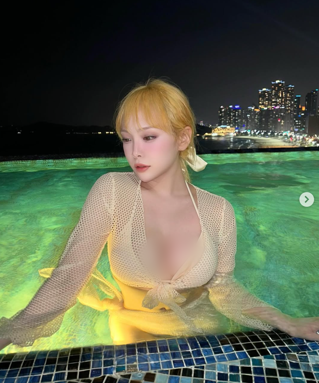 Áo crop top, quần short siêu ngắn, váy bó sát... là những item không thể thiếu trong tủ đồ của cô nàng.