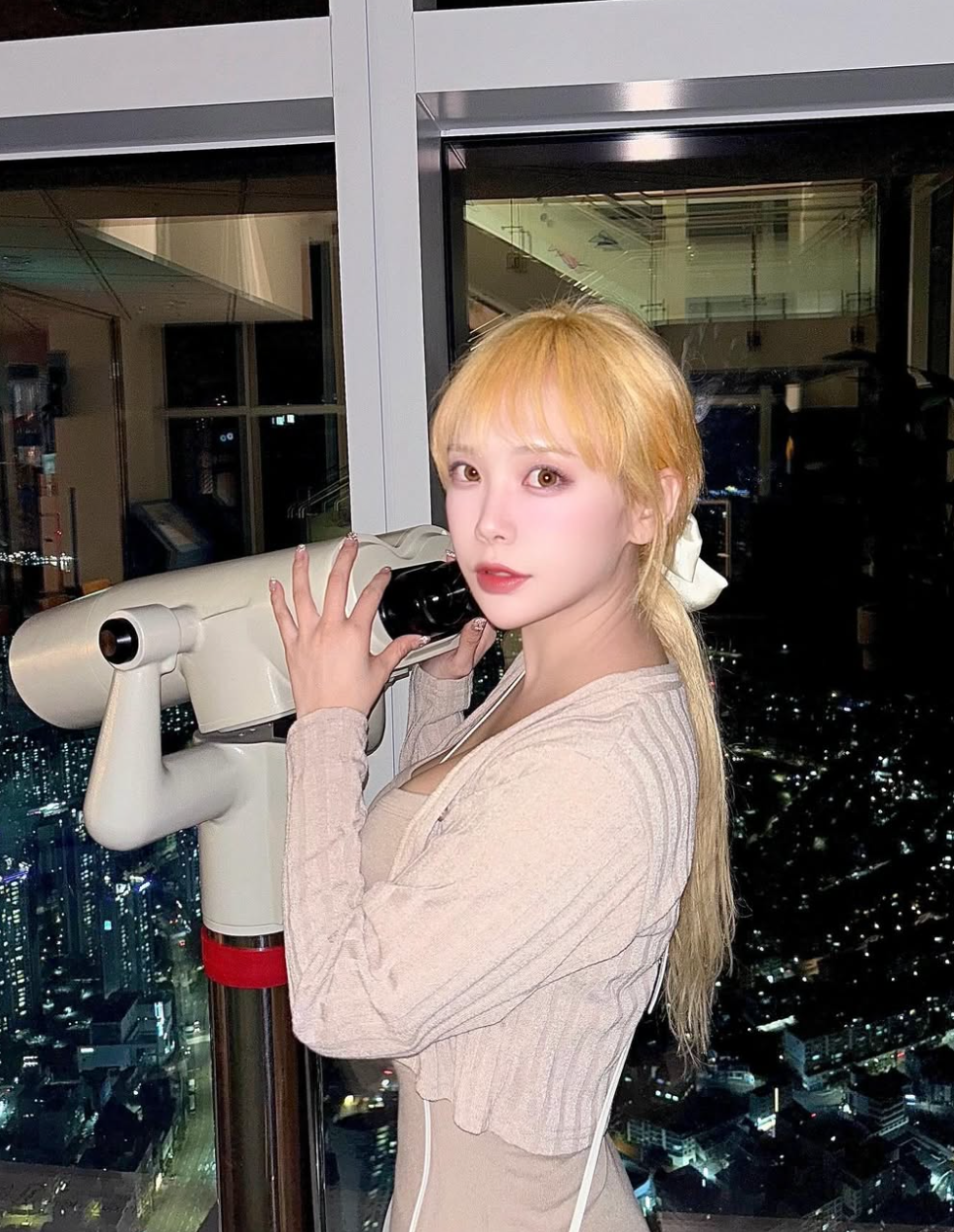 Cô nàng sở hữu một lượng fan đông đảo nhờ vẻ đẹp gợi cảm cùng thân hình nóng bỏng.