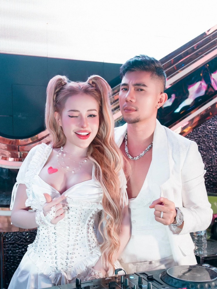 Họ thường xuyên chia sẻ hình ảnh riêng tư lên mạng xã hội. Việc cả hai lạm dụng phẫu thuật thẩm mỹ cũng là đề tài được bàn tán sôi nổi.