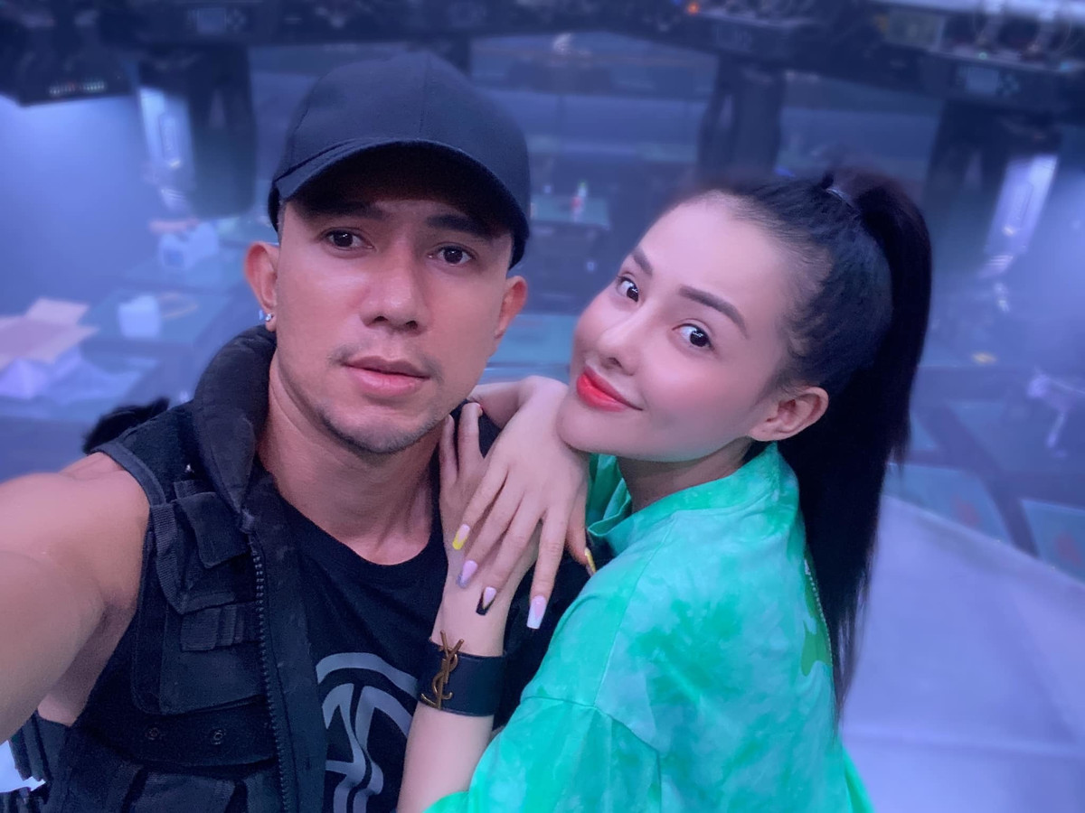 Khán giả thường xuyên thấy Lương Bằng Quang phụ việc vặt, đứng phía sau khi bạn gái livestream bán hàng hoặc ăn uống, trò chuyện trực tuyến với người hâm mộ.