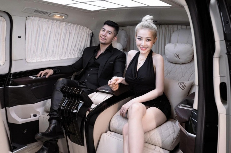 Chỉ vài tháng sau, họ tay trong tay tận hưởng kỳ nghỉ trên bãi biển, thông báo "gương vỡ lại lành". Kể từ đó, cả hai gắn bó với nhau trong cuộc sống lẫn công việc.