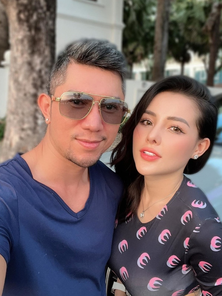 Ngân 98 và Lương Bằng Quang hẹn hò từ 2016. Thời gian đầu yêu nhau, hai người vướng khá nhiều ồn ào, chẳng hạn câu chuyện tình cảm của Lương Bằng Quang với bạn gái cũ.