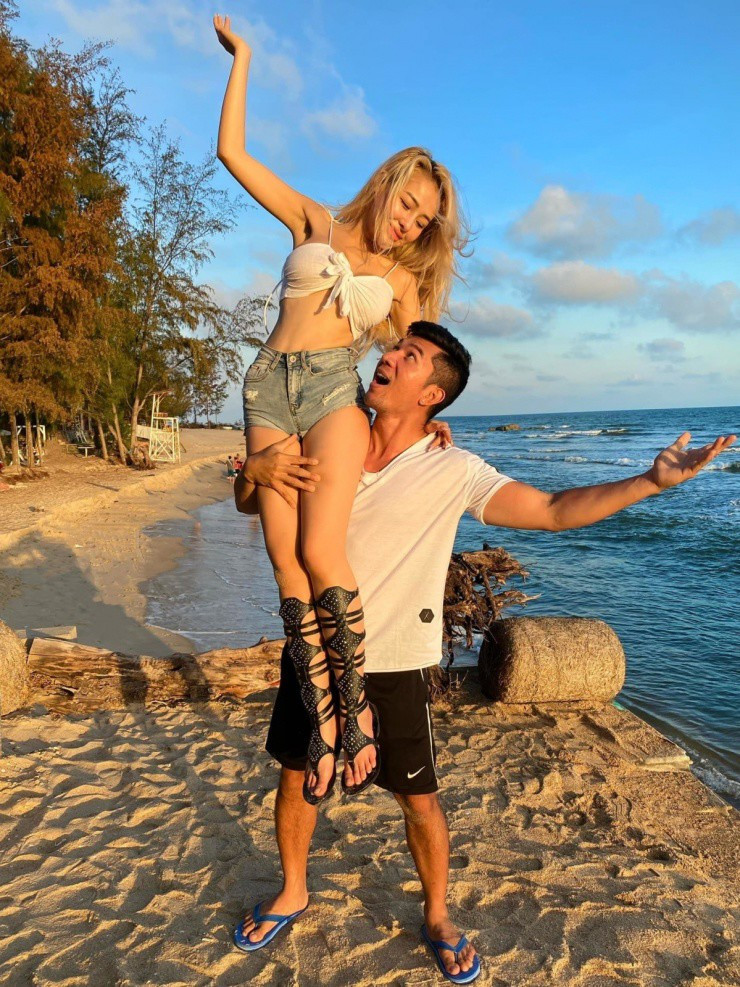 Ngoài ra, việc Ngân 98 có gu thời trang gợi cảm, thậm chí bị chê phản cảm cũng gây tranh luận.