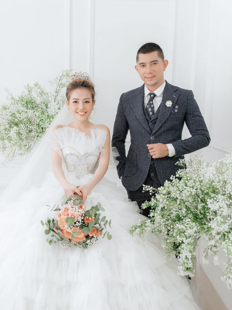 Nhạc sĩ Lương Bằng Quang mới đây thông báo anh và bạn gái Ngân 98 đã đăng ký kết hôn vào ngày 9/7. Trước đó, cả hai công khai chuyện tình cảm năm 2016, dọn về chung sống và gần đây tính việc cưới hỏi.