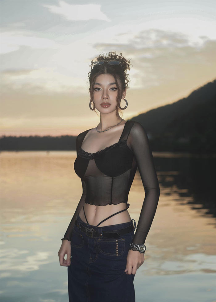 Nữ diễn viên 19 tuổi thích phong cách thời trang bụi bặm. Món đồ yêu thích của Hoài Anh là đồ jeans, áo crop top, váy ngắn.