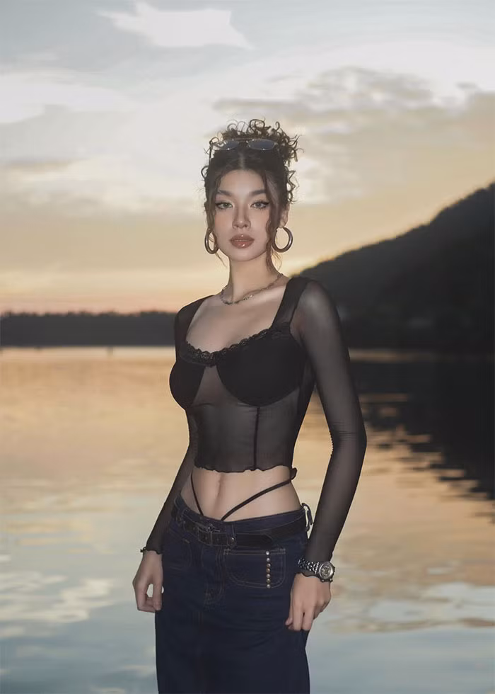 Nữ diễn viên 19 tuổi thích phong cách thời trang bụi bặm. Món đồ yêu thích của Hoài Anh là đồ jeans, áo crop top, váy ngắn.