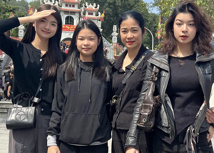 Võ Hoài Anh (ngoài cùng bên phải) cùng mẹ và hai em gái trong một dịp đi chơi. (FB: Phùng Lan Anh)