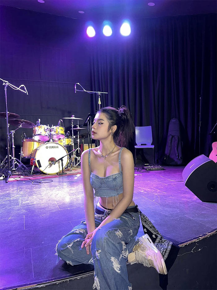 Áo crop top, quần jeans rách là style yêu thích của Hoài Anh. (Ảnh: FB Phùng Lan Anh)