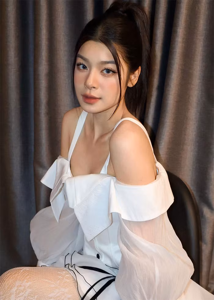 Khác với hình ảnh giản dị trên phim "Hoa sữa về trong gió", ngoài đời, Hoài Anh có gu thời trang rất cá tính và ấn tượng. (Ảnh: FB Võ Hoài Anh)