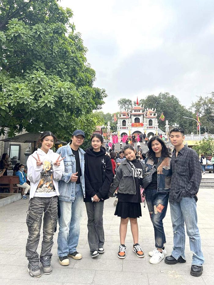 Võ Hoài Anh diện style bụi bặm khi đi chơi cùng gia đình. (Ảnh: FB Phùng Lan Anh)