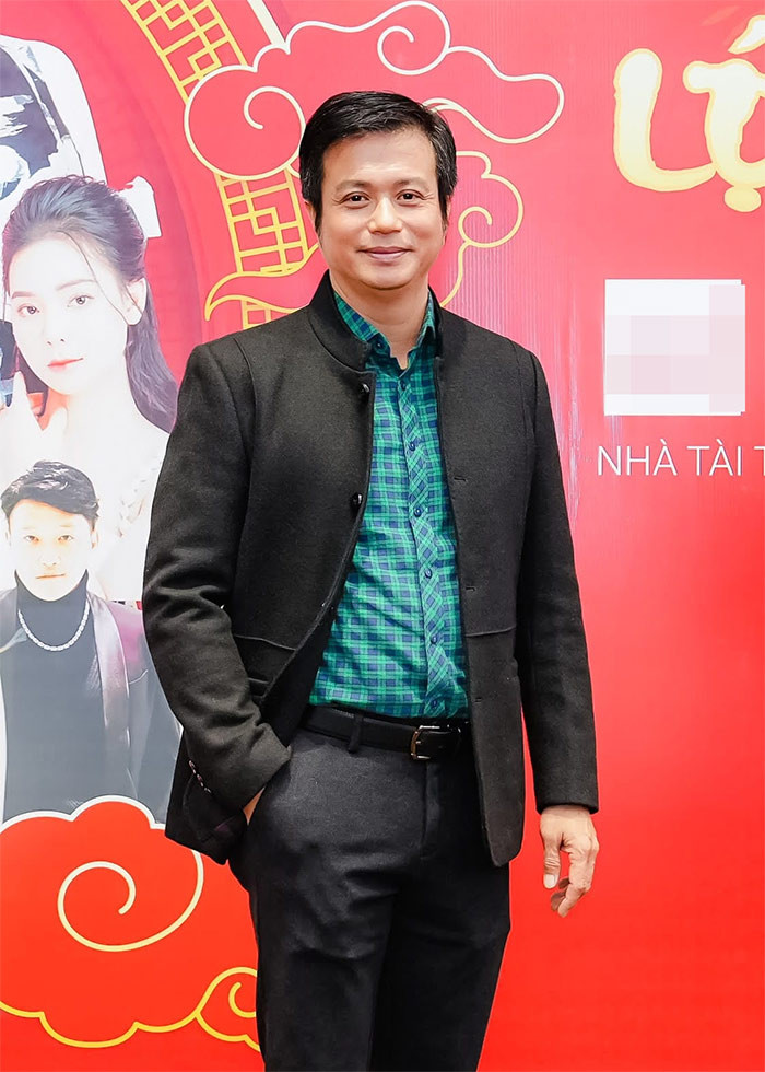 Khi được hỏi về việc đi thêm bước nữa, nam diễn viên "Những ngọn nến trong đêm" chia sẻ trên Dân trí: "Mọi thứ là tùy duyên. Có thể chiều nay, sáng mai hoặc nửa năm hay 5 năm nữa, tôi gặp người phù hợp. Tôi không nói trước điều gì. Duyên tới thì mình nhận. Duyên chưa tới thì mình cứ sống tiếp, bằng lòng với hiện tại". (Ảnh: FBNV)