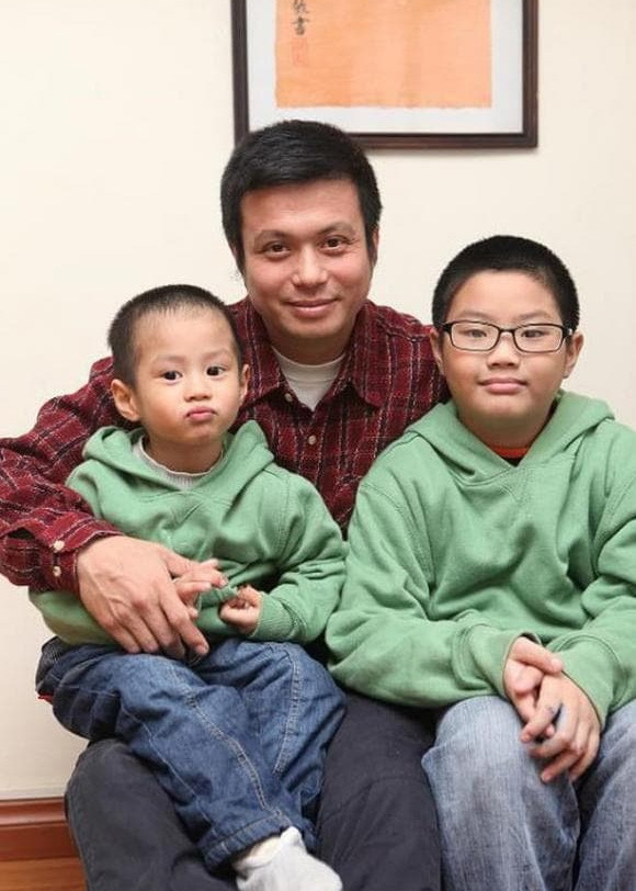 Nam diễn viên "Thương ngày nắng về" cùng vợ cũ lập một nhóm chat riêng để trao đổi tình hình học hành, sức khỏe của ba con. (Ảnh: ngoisao.vn)