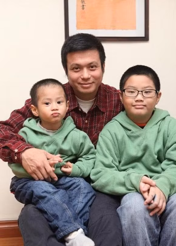 Nam diễn viên "Thương ngày nắng về" cùng vợ cũ lập một nhóm chat riêng để trao đổi tình hình học hành, sức khỏe của ba con. (Ảnh: ngoisao.vn)