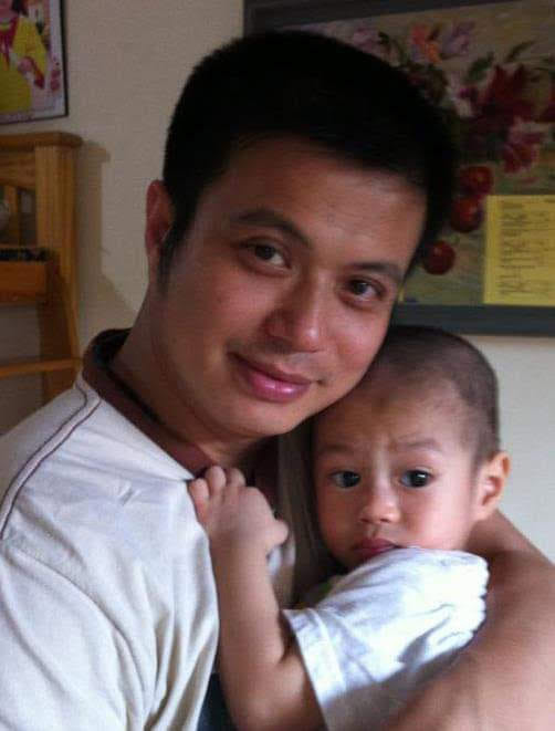 Ngoài lúc đi diễn, Bá Anh dành gần hết thời gian để trò chuyện, chơi cùng con. (Ảnh: FBNV)