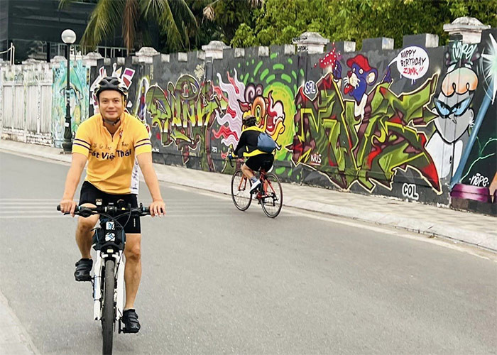 Có thời gian rảnh, Bá Anh lại đi xe đạp luyện tập thể thao, gặp gỡ bạn bè. (Ảnh: FBNV)