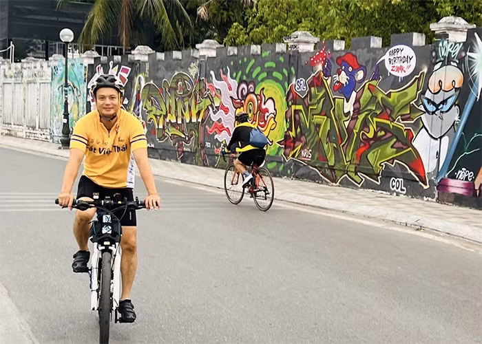 Có thời gian rảnh, Bá Anh lại đi xe đạp luyện tập thể thao, gặp gỡ bạn bè. (Ảnh: FBNV)