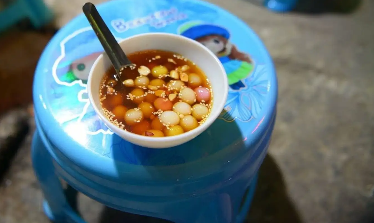 Du lịch Hà Giang du khách nên thưởng thức món ăn dân dã thắng dền, được làm từ bột gạo nếp, nấu cùng đường, gừng và các loại hạt. Món ăn có vị ngọt thanh, ấm bụng. Ảnh: Traveloka