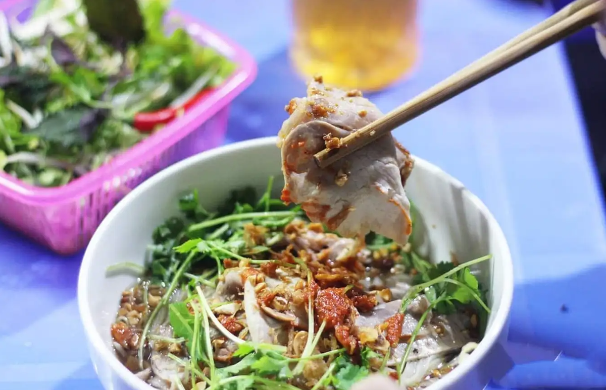 Phở chua cũng là đặc sản nên thử khi du khách đến Hà Giang. Nguyên liệu chính của phở chua là gạo nếp hương, nước sốt chua ngọt kết hợp với thịt xá xíu, thịt quay, lạp xưởng và ớt xào. Ảnh: Traveloka