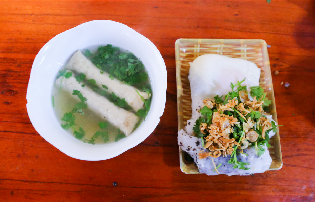 Nhắc đến đặc sản Hà Giang không thể bỏ qua bánh cuốn Đồng Văn có hương vị thơm ngon đặc trưng, khác biệt so với các loại bánh cuốn ở vùng đồng bằng. Bánh được làm từ bột gạo, tráng mỏng và cuốn nhân thịt băm, mộc nhĩ. Ảnh: Traveloka