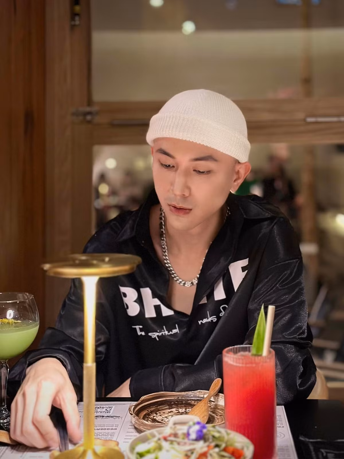 Hoàng Anh Vũ, nam diễn viên vào vai Huy cũng là một trong những diễn viên được yêu thích của bộ phim. Với vẻ ngoài thư sinh và diễn xuất chân thật, Hoàng Anh Vũ đã chinh phục trái tim của khán giả. Ảnh: FB Hoàng Anh Vũ