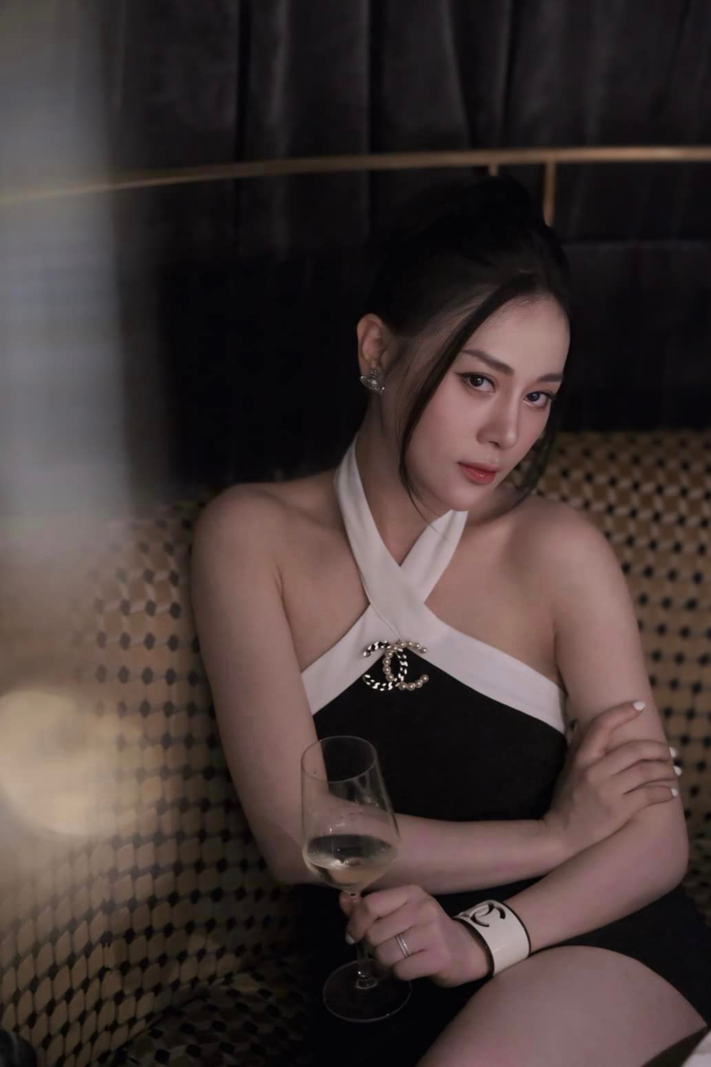 Trong dàn diễn viên "Hương vị tình thân", Phương Oanh để lại dấu ấn sâu đậm trong lòng khán giả với hình ảnh một cô gái mạnh mẽ, nghị lực. Sau bộ phim, tên tuổi của Phương Oanh càng được nhiều người biết đến. Cô liên tục nhận được nhiều lời mời tham gia các dự án phim mới, đồng thời tích cực tham gia các sự kiện giải trí. Ảnh: FB Đỗ Phương Oanh