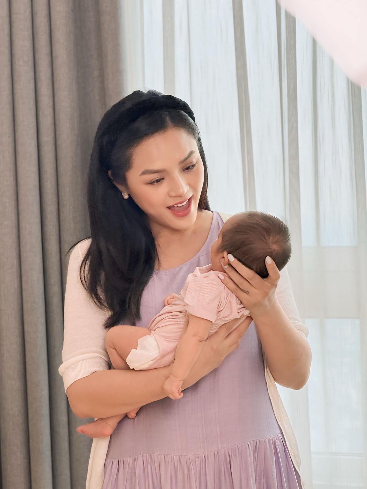 Sau "Hương vị tình thân", Thu Quỳnh tiếp tục được mời tham gia nhiều dự án phim, nhiều chương trình giải trí. Đặc biệt thời gian qua cô gây chú ý khi thông báo mang thai con thứ hai và không công khai danh tính bố của em bé. Vào cuối tháng 5 cô đã hạ sinh con thứ 2, đặt tên là An, tên gọi ở nhà là Tằm. Ảnh: FB Nguyễn Thu Quỳnh