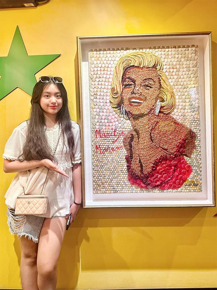 Cô bé còn rất thích chơi golf, có năng khiếu vẽ và chơi đàn.