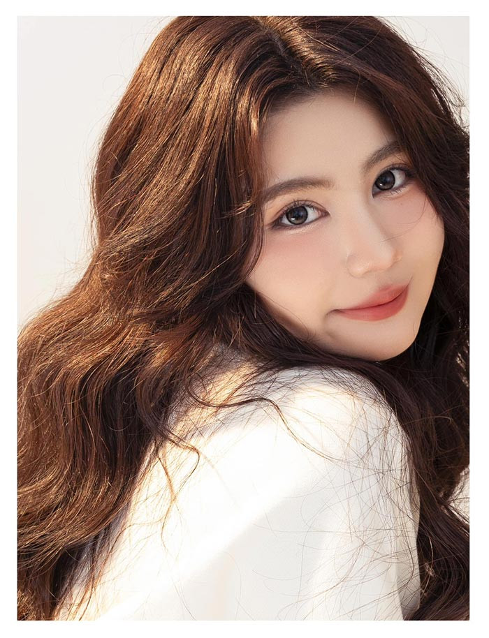 Thảo Ngọc sở hữu khuôn mặt sắc sảo hơn chị Lọ Lem và có phong cách thời trang rất cá tính.