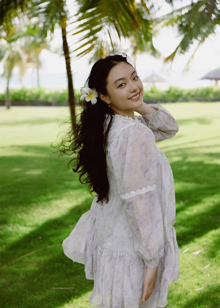 Khác với hình ảnh mũm mĩm khi tham gia chương trình "Bố ơi mình đi đâu thế" năm 2014 và 2015, Suti của hiện tại đã là một cô thiếu nữ 16 tuổi xinh đẹp, duyên dáng.