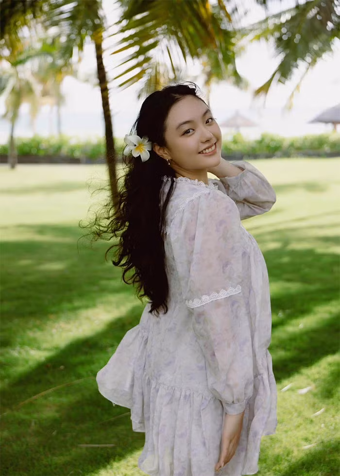 Khác với hình ảnh mũm mĩm khi tham gia chương trình "Bố ơi mình đi đâu thế" năm 2014 và 2015, Suti của hiện tại đã là một cô thiếu nữ 16 tuổi xinh đẹp, duyên dáng.