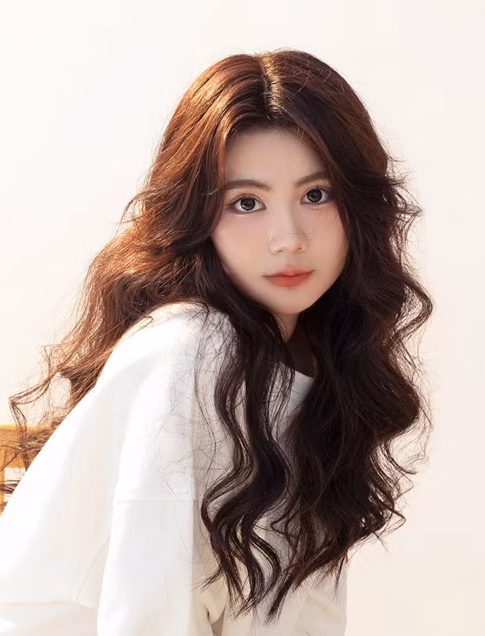 Mai Thảo Ngọc (tên ở nhà là Hạt Dẻ) là con gái út của MC Quyền Linh và doanh nhân Dạ Thảo.