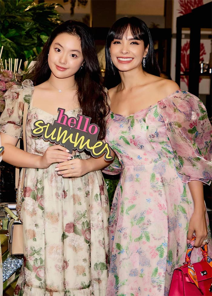 Suti thừa hưởng nhiều nét đẹp của mẹ từ khuôn mặt tới chiều cao.