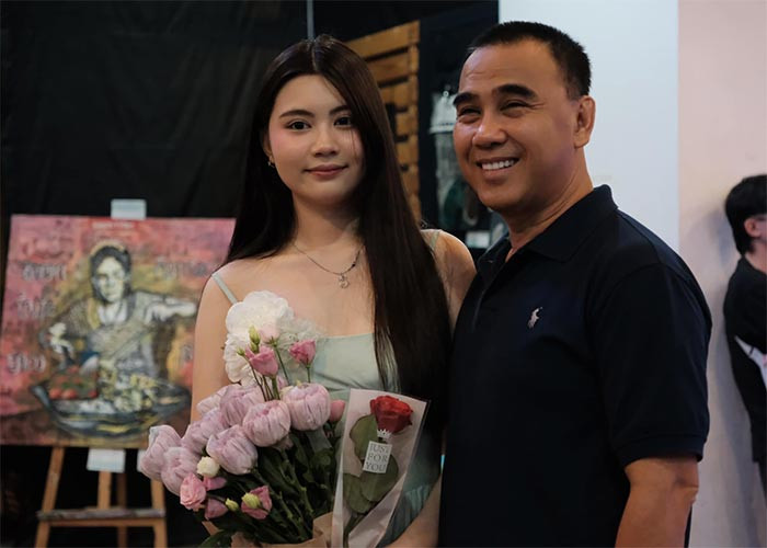 Hạt Dẻ được nhận xét là sở hữu nhiều đường nét giống bố bởi có khuôn mặt góc cạnh, đôi mắt to tròn và má lúm đồng tiền duyên dáng.