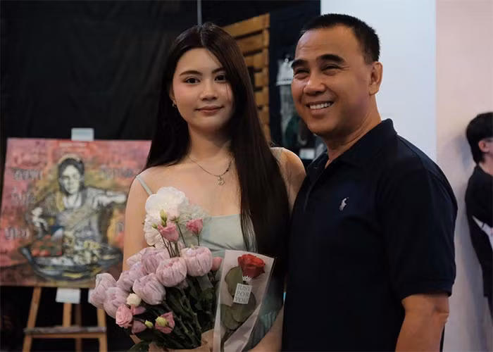 Hạt Dẻ được nhận xét là sở hữu nhiều đường nét giống bố bởi có khuôn mặt góc cạnh, đôi mắt to tròn và má lúm đồng tiền duyên dáng.