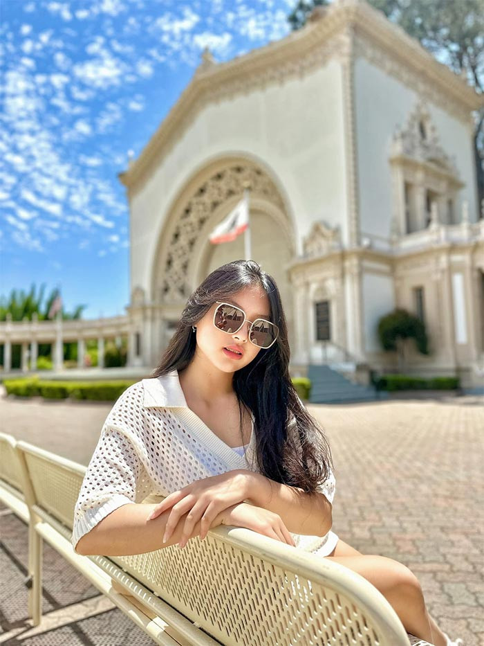 Suti đang học tại một trường quốc tế ở TP.HCM và có thành tích học tập khiến bố mẹ tự hào.