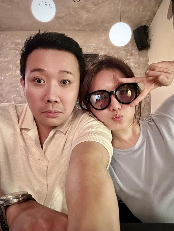 Trấn Thành gọi vợ bằng biệt danh "bá đạo": "Cô gái này hôm nay đã sưng mặt. Chơi gameshow bị quào trúng mặt rồi giờ nhõng nhẽo lây qua tui cả ngày hôm nay là sao? Đi ăn mà ban đêm đeo kính nè. Mấy cô đi làm thì tụi tui khoẻ được chút chứ cứ ở nhà là làm phiền thôi! Lưu Thị Mè Nheo!".