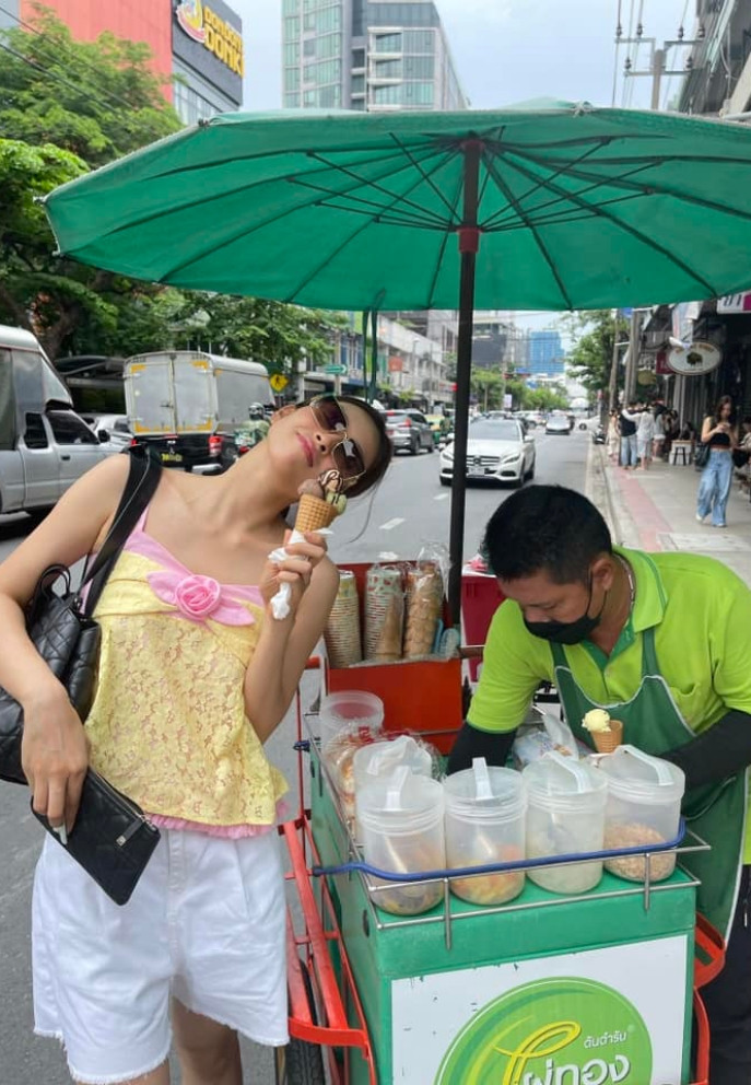 Hoa hậu Tiểu Vy thưởng thức món kem đặc sản ở Thái Lan.